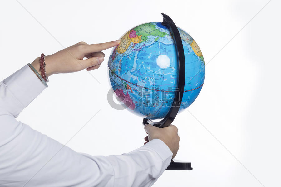 地理课上看地球仪图片素材免费下载