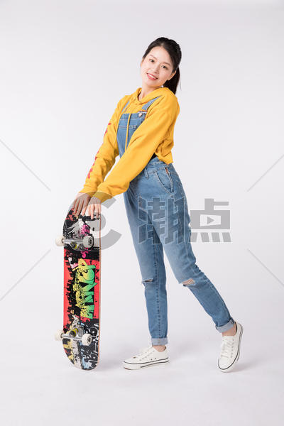 拿着滑板的活力女性图片素材免费下载