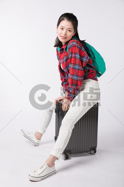 背着书包拉着行李箱的年轻女性图片素材免费下载