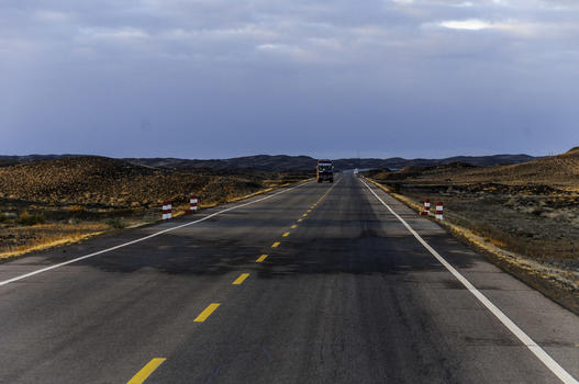新疆戈壁大漠公路图片素材免费下载