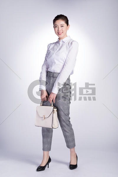 手拿包包的商务女性图片素材免费下载