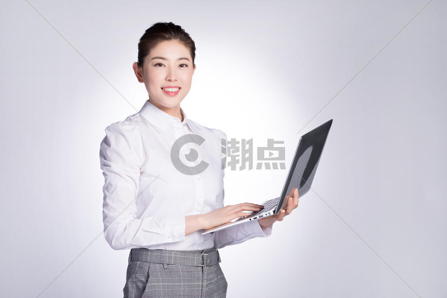 商务女性手持电脑办公图片素材免费下载