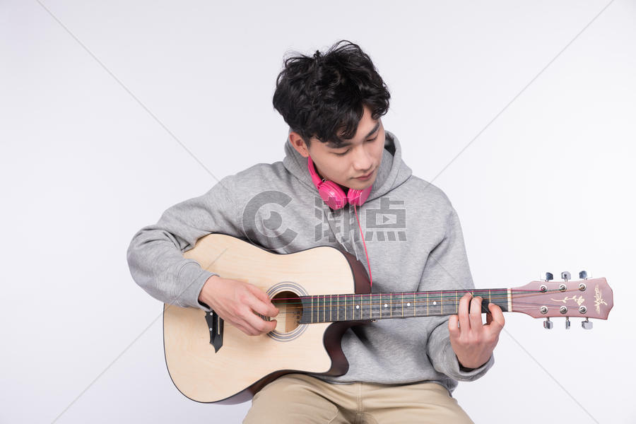 正在弹吉他的年轻男生图片素材免费下载