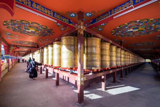 亚青乌金禅寺的转经筒图片素材免费下载