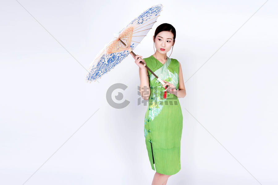 手持青花油纸伞的旗袍美女图片素材免费下载