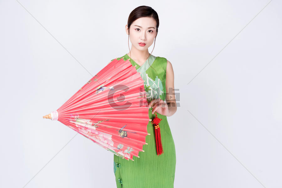 手持红色油纸伞的旗袍美女图片素材免费下载