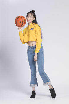 玩篮球的青年女性图片素材免费下载
