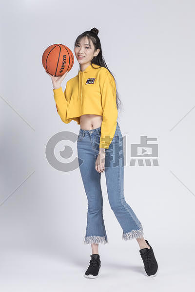 玩篮球的青年女性图片素材免费下载