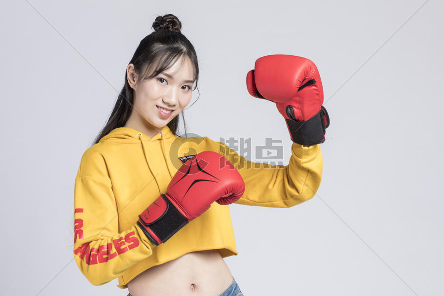打拳击的青年女性图片素材免费下载
