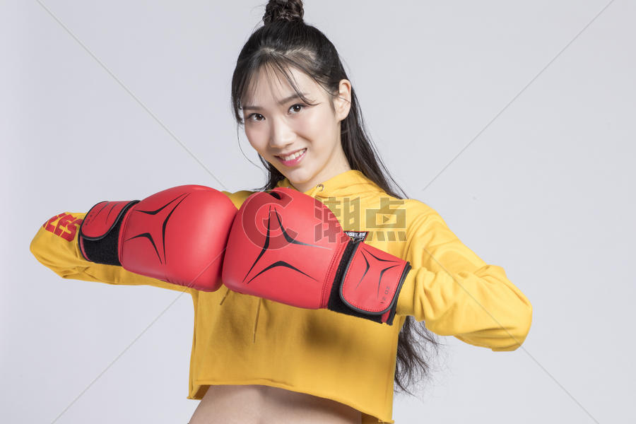 打拳击的青年女性图片素材免费下载