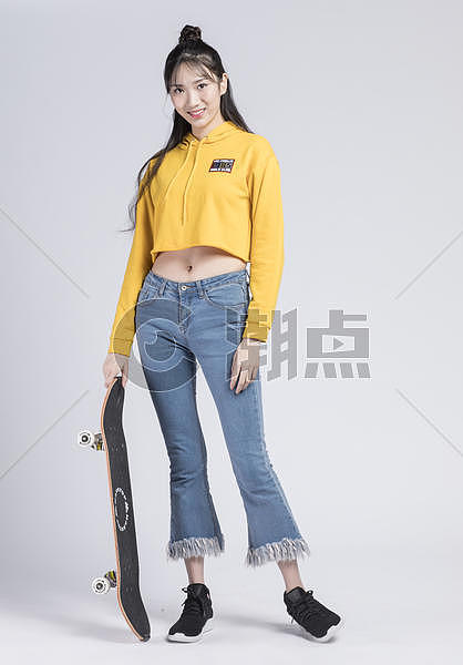 玩滑板的青年女性图片素材免费下载