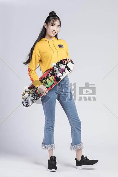 玩滑板的青年女性图片素材免费下载