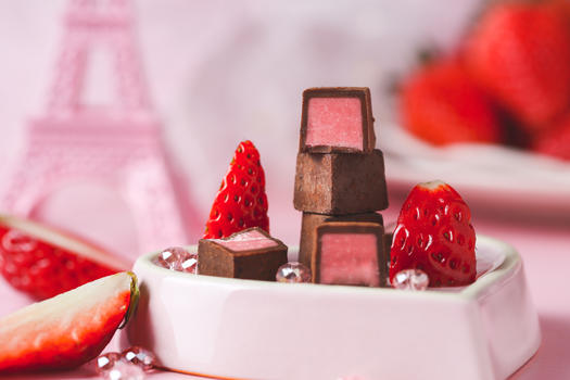 粉红色系草莓巧克力图片素材免费下载