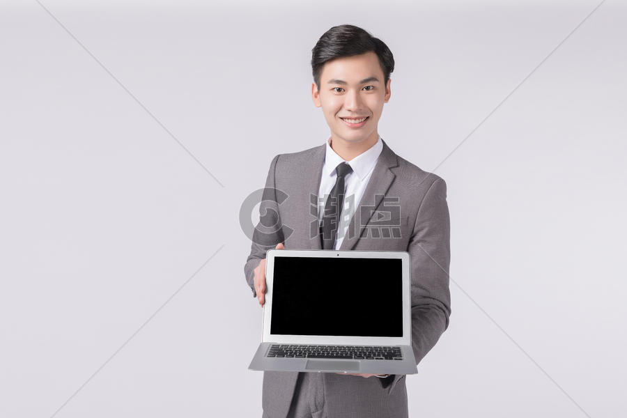 手拿笔记本电脑展示的商务人士图片素材免费下载
