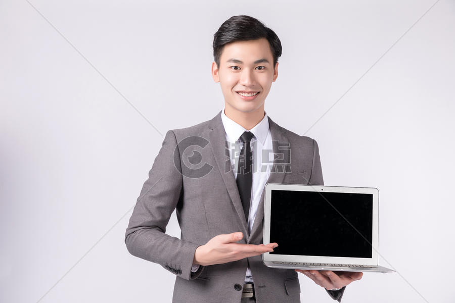 手拿笔记本电脑展示的商务人士图片素材免费下载