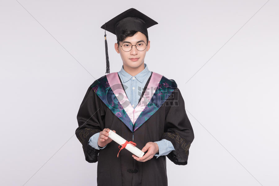 穿着学士服拿毕业证书的学生图片素材免费下载