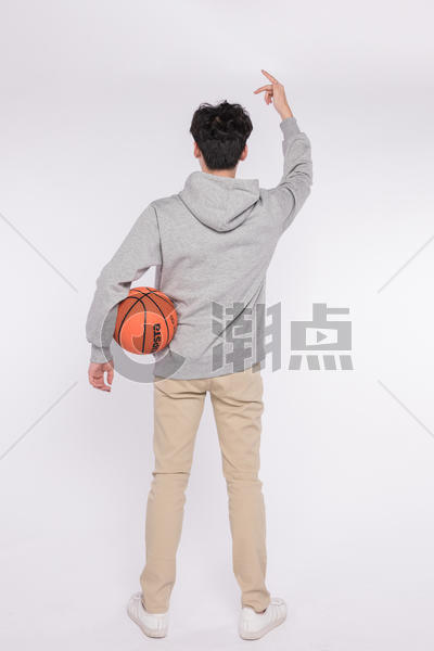 拿着篮球的男生背影图片素材免费下载