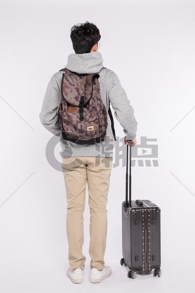拉着行李箱背着书包的男生背影图片素材免费下载