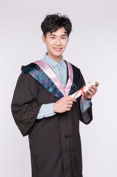 穿着学士服拿毕业证书的学生图片素材免费下载