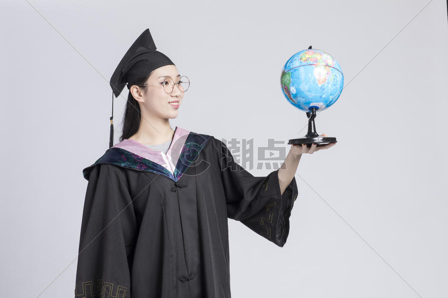 拿着地球仪的毕业女大学生图片素材免费下载