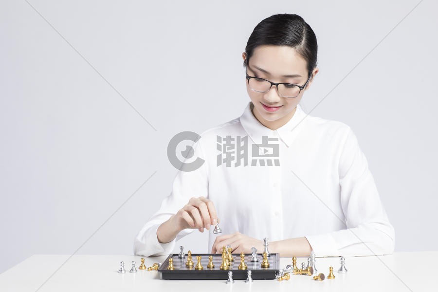 下棋的职业女性图片素材免费下载