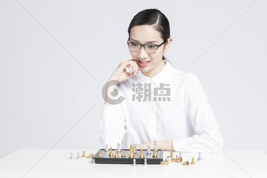 下棋的职业女性图片素材免费下载