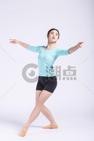 年轻女孩舞蹈前热身图片素材免费下载