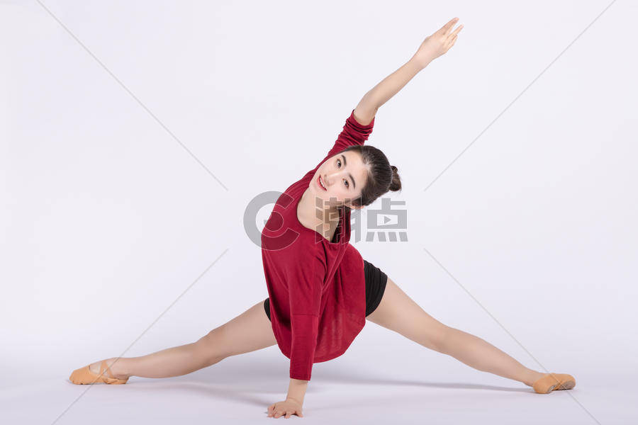 年轻女孩舞蹈身韵动作图片素材免费下载