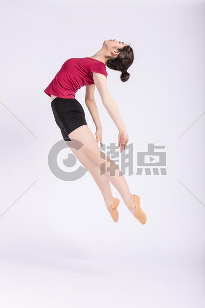 年轻女孩舞蹈跳跃动作图片素材免费下载
