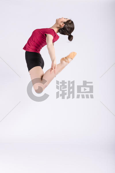 年轻女孩舞蹈跳跃动作图片素材免费下载