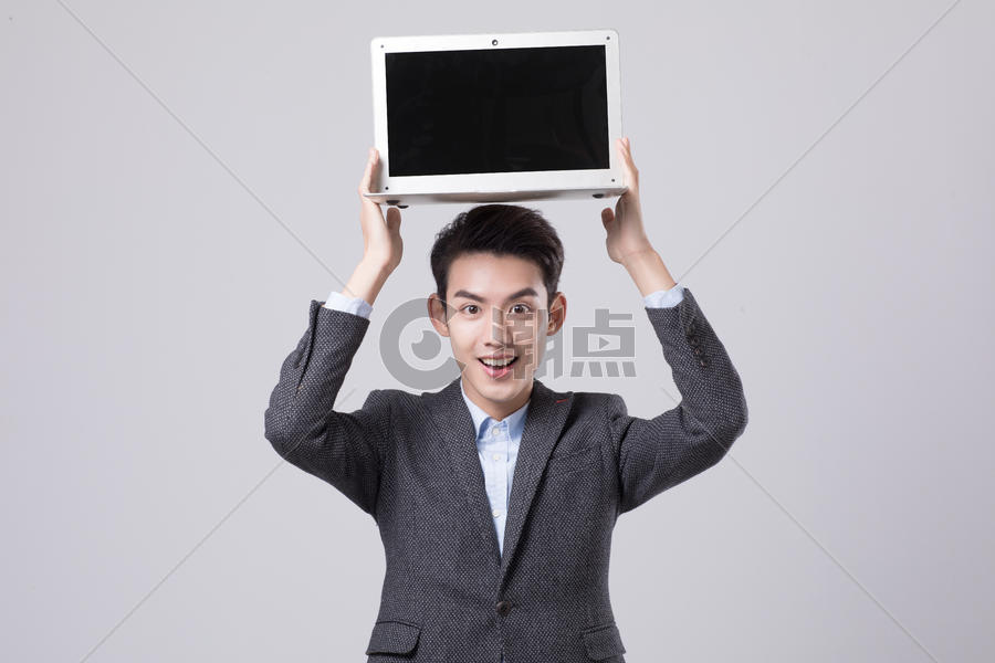 商务男性头举电脑展示图片素材免费下载