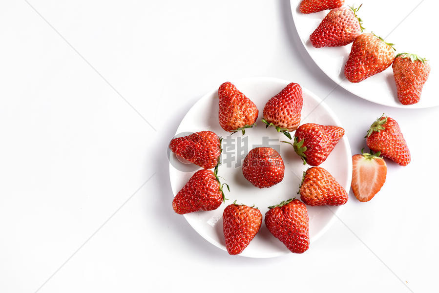 摆盘的新鲜草莓图片素材免费下载