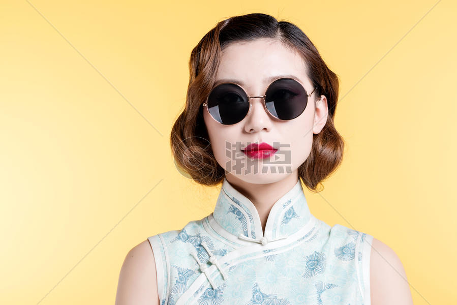 民国风古典美女带着墨镜抹着红唇图片素材免费下载