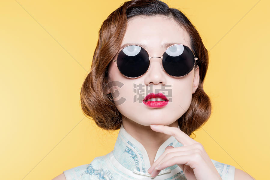 民国风古典美女带着墨镜抹着红唇图片素材免费下载