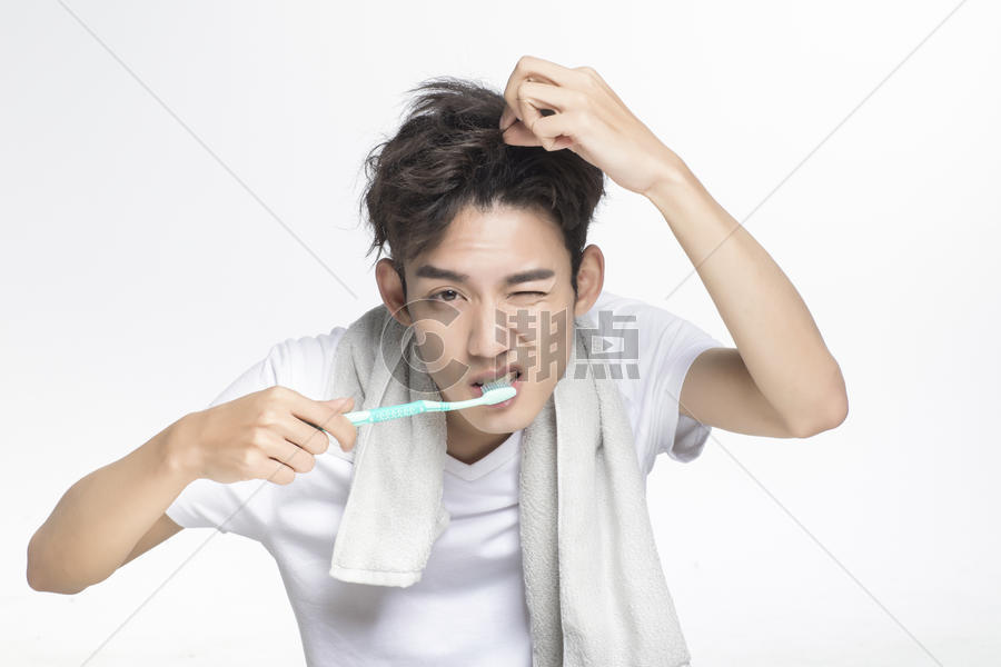 刷牙的青年男性图片素材免费下载