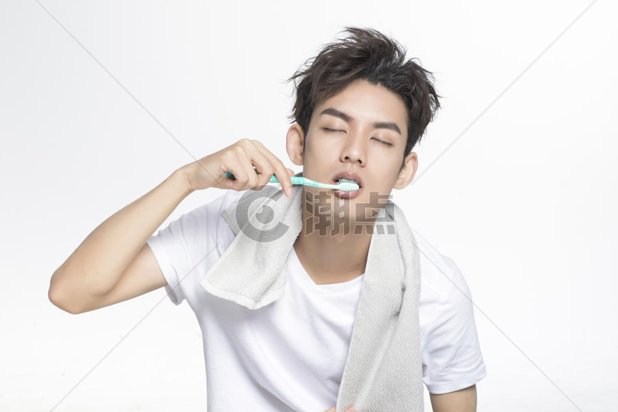 刷牙的青年男性图片素材免费下载