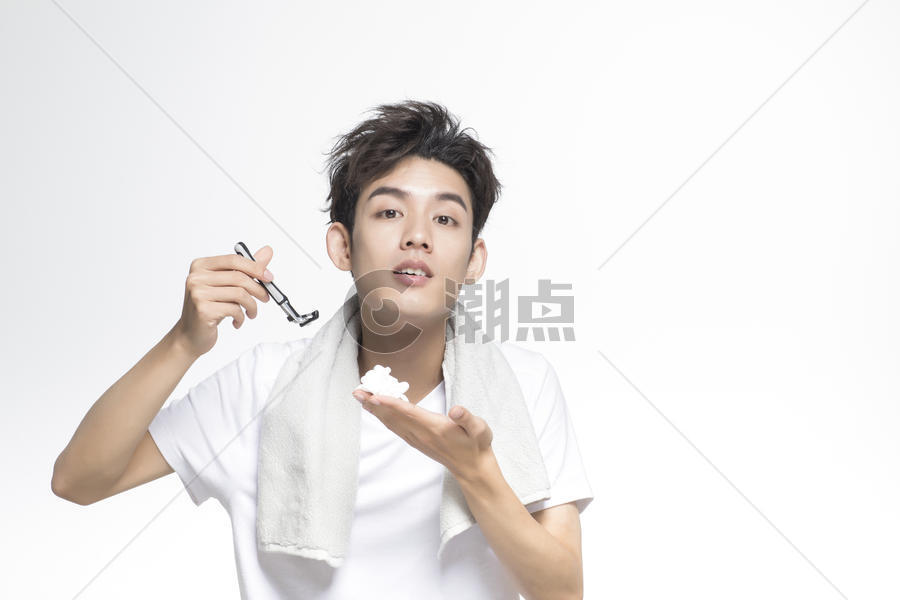 刮胡子的男性图片素材免费下载