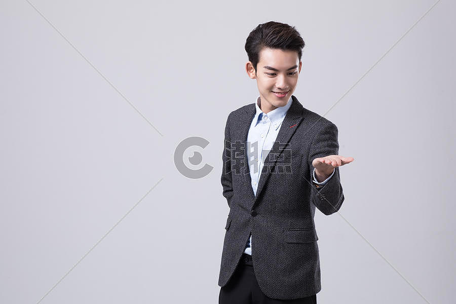 商务男士托举展示动作摄影图6528*4352图片素材免费下载-编号778041-潮点视频