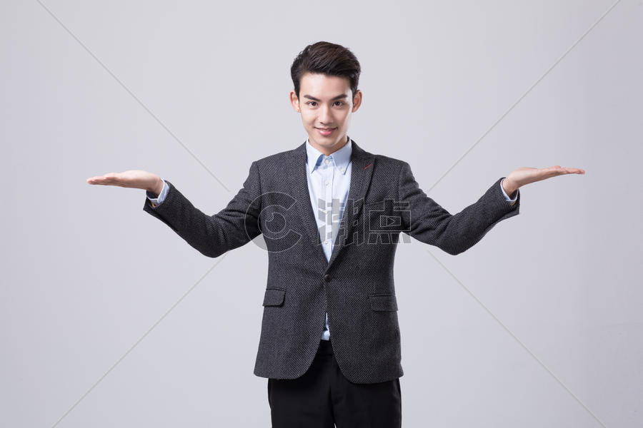 商务男士托举展示动作摄影图6720*4480图片素材免费下载-编号778044-潮点视频