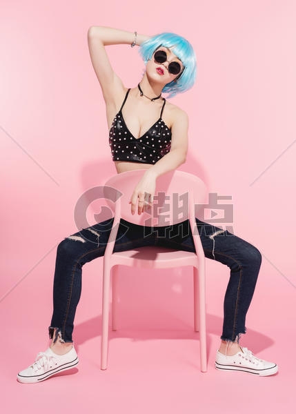 时尚美女霸气坐姿图片素材免费下载