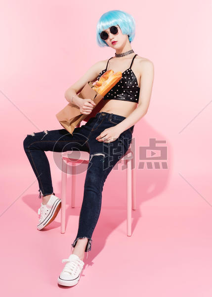 时尚美女霸气坐姿抱着面包袋图片素材免费下载