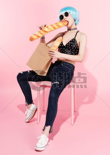 时尚美女霸气坐姿抱着面包袋图片素材免费下载