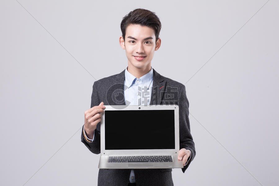 青年商务男性展示电脑图片素材免费下载