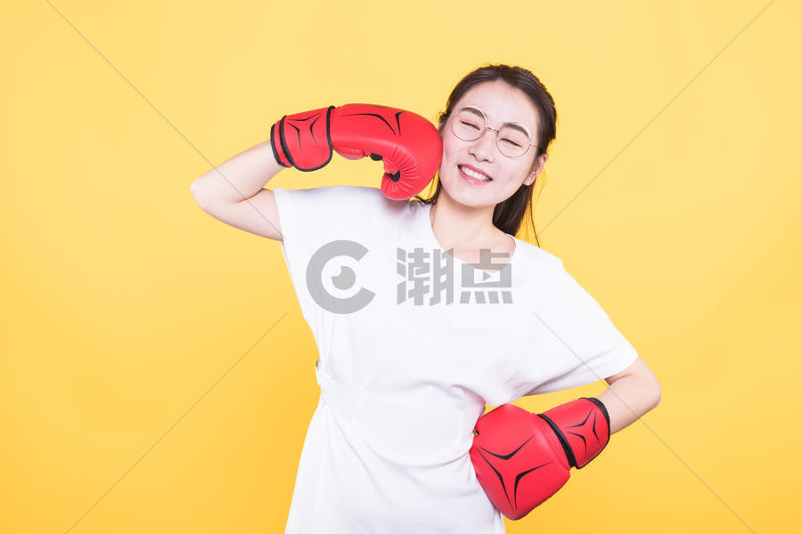 玩拳击的青春大学生图片素材免费下载