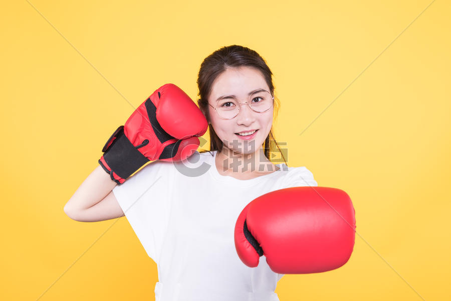 玩拳击的青春大学生图片素材免费下载