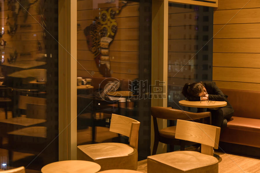 咖啡馆青年女性睡觉图片素材免费下载