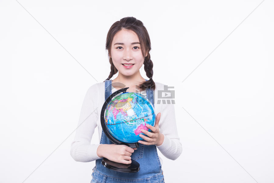 青春大学生手拿地球仪图片素材免费下载