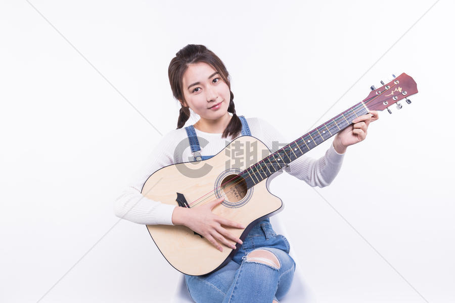 青春大学生弹吉它图片素材免费下载