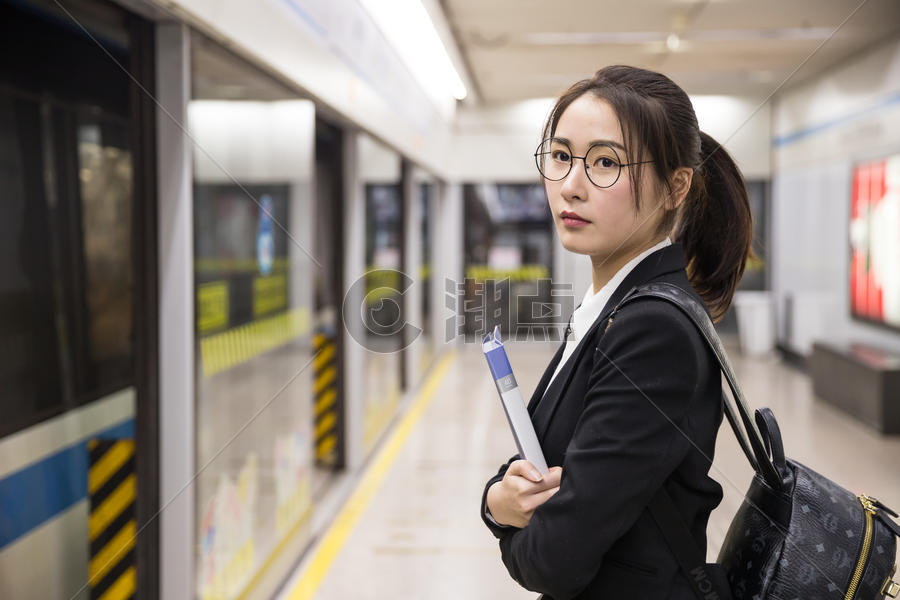 青年女性下班等地铁图片素材免费下载