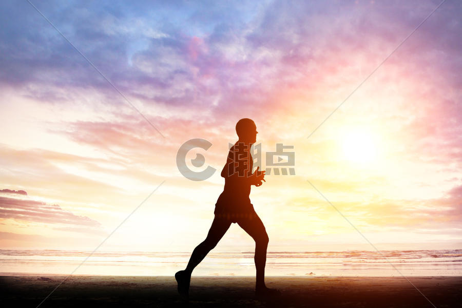 海边跑步的男性图片素材免费下载